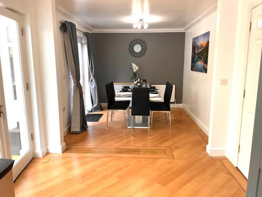 The Woodlands, Shortstay, Ideal For Families, Relocation, Contractors, Travel Stay Horley Bagian luar foto