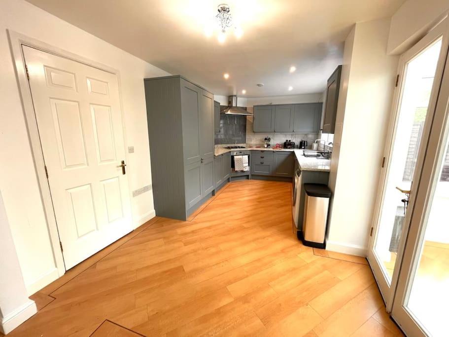 The Woodlands, Shortstay, Ideal For Families, Relocation, Contractors, Travel Stay Horley Bagian luar foto
