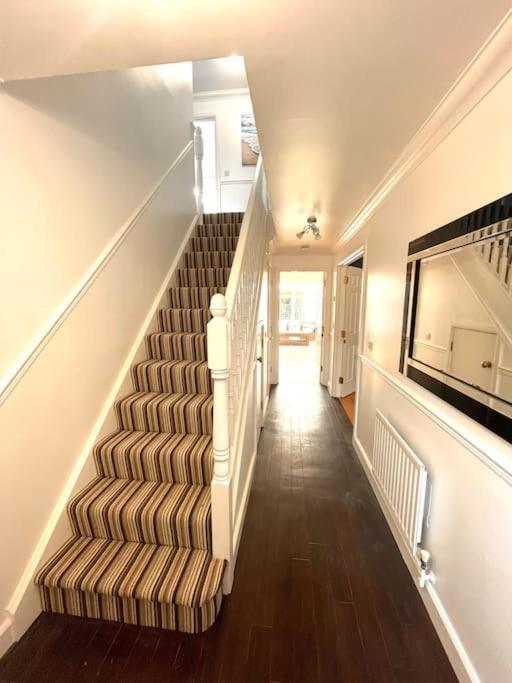 The Woodlands, Shortstay, Ideal For Families, Relocation, Contractors, Travel Stay Horley Bagian luar foto