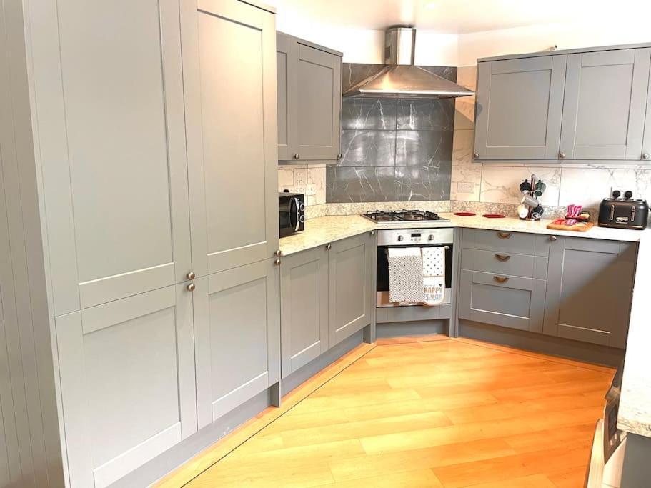 The Woodlands, Shortstay, Ideal For Families, Relocation, Contractors, Travel Stay Horley Bagian luar foto